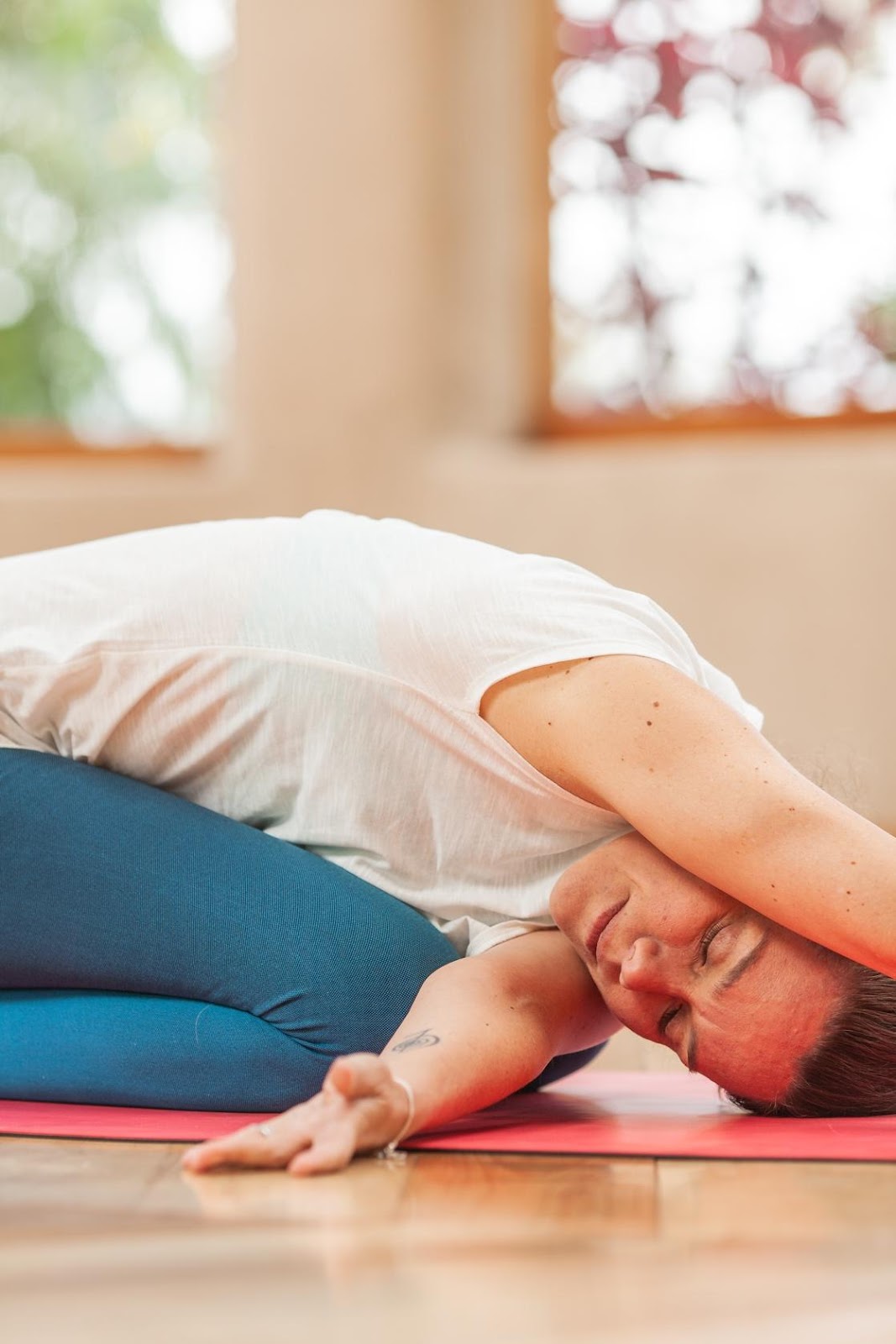 yoga para relajar cuello y hombros