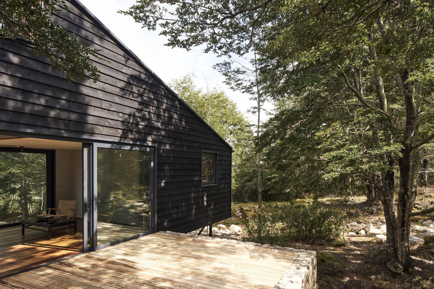 Design eines Holzhauses mit Panoramafenstern