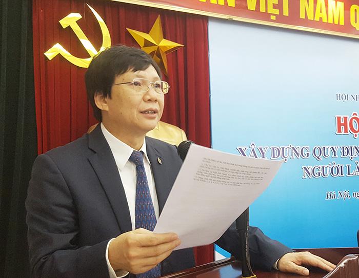 Nhà báo Hồ Quang Lợi- Phó Chủ tịch Thường trực Hội Nhà báo Việt Nam phát biểu tại Hội thảo.