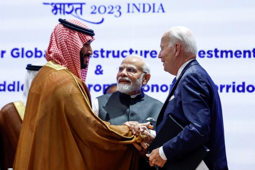 Thái tử kiêm Thủ tướng Saudi Arabia Mohammed bin Salman (trái), Thủ tướng Ấn Độ Narendra Modi (giữa), và Tổng thống Hoa Kỳ Joe Biden tham dự một phiên họp trong khuôn khổ Hội nghị thượng đỉnh Các nhà lãnh đạo G20 tại Bharat Mandapam ở New Delhi hôm 09/09/2023. (Ảnh: Evelyn Hockstein/POOL/AFP qua Getty Images)