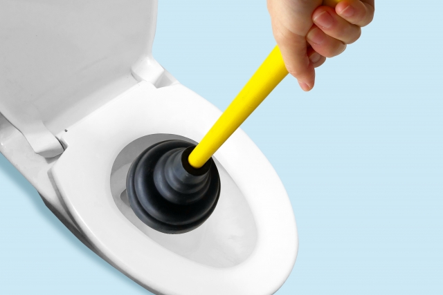 トイレ詰まりを自分で修理する方法と料金相場