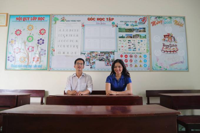 Nhà báo Lữ Mai và thầy giáo Tình ở đảo Trường Sa (Ảnh: NVCC)