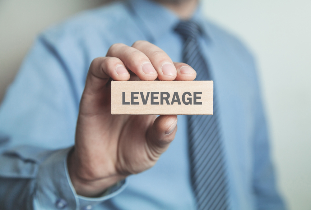 Leverage adalah pinjaman modal yang digunakan perusahaan untuk meraih return secara maksimal.