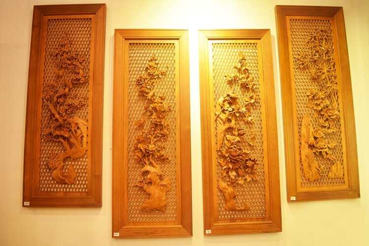 Tranh tường theo chủ đề tứ bình chạm khéo léo từ gỗ hương trang trí trong phòng khách