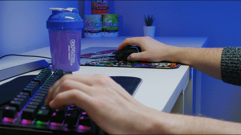 Una mano muestra un teclado de computadora

Descripción generada automáticamente