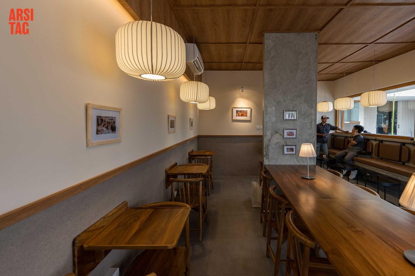 Meja-meja kecil di sepanjang dinding cafe, karya Birka Loci via Arsitag  