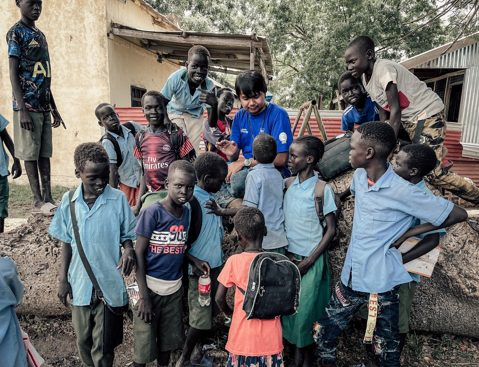 Ridwan di tengah anak-anak Sudan Selatan. (Foto: Dok. pribadi penulis)