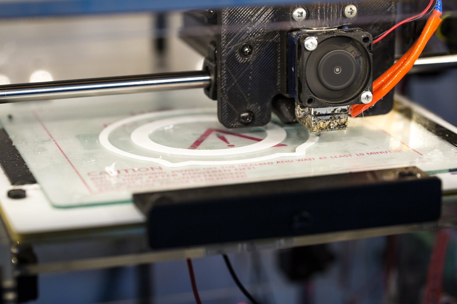 Impressora 3D fazendo impressão 3D das camadas de uma peça