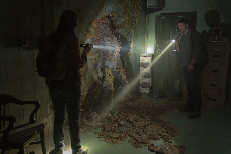 Joel y Tess encuentran una nueva mutación del hongo, en escena de The Last of Us