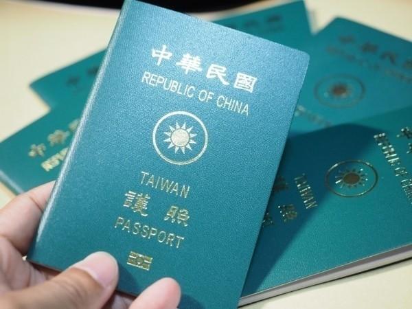 陸委會補充，中方在海外核發我國民眾旅行證件，如果不是中國護照，並無註銷台灣戶籍問題。（歐新社）