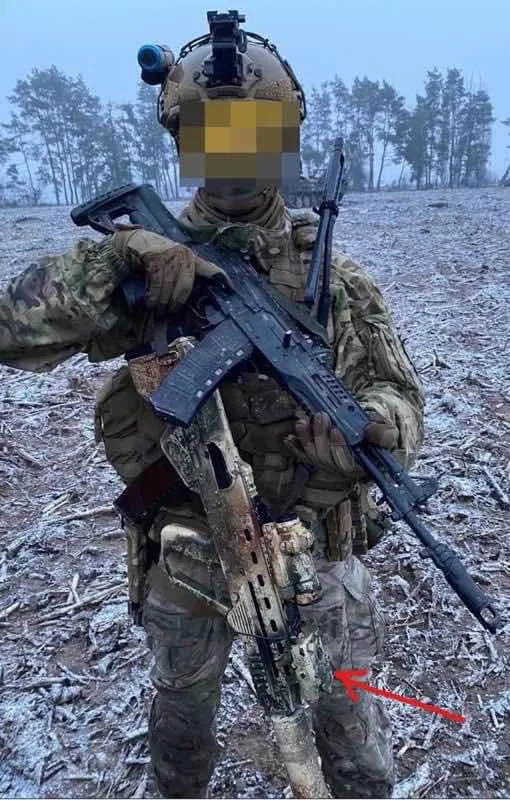 Một Biệt Kích Ukraine đang cầm chiến lợi phẩm AK-12 của Nga. Anh ta trang bị súng "Malyuk" có gắn ống hãm thanh, do Ukraine sáng chế. Chú ý gần đầu súng có mũi tên đỏ có gắn một máy nhắm rọi tia IR giống PEQ-15 của Mỹ trị giá 1500 đô la.