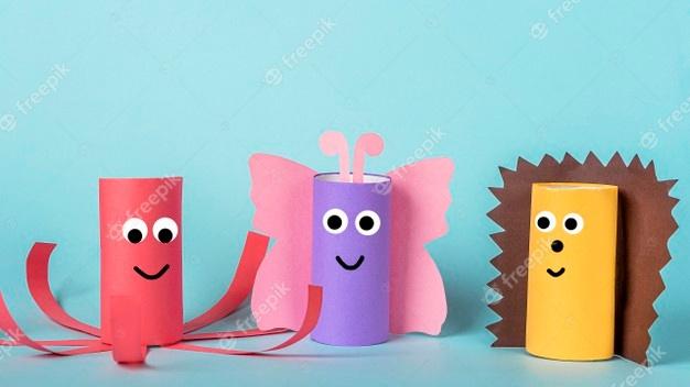 Diy e criatividade infantil. reutilize ecologicamente reciclável do tubo do rolo de papel higiênico. borboleta de artesanato de papel infantil, polvo e ouriço. Foto Premium