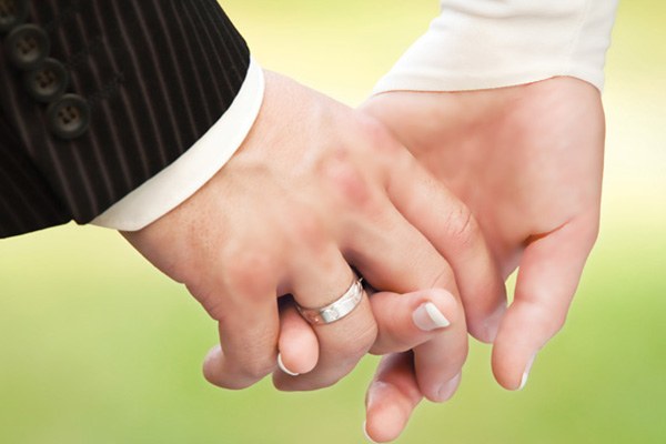 Việc nam giới đeo nhẫn cưới phổ biến hơn là đeo nhẫn trang sức