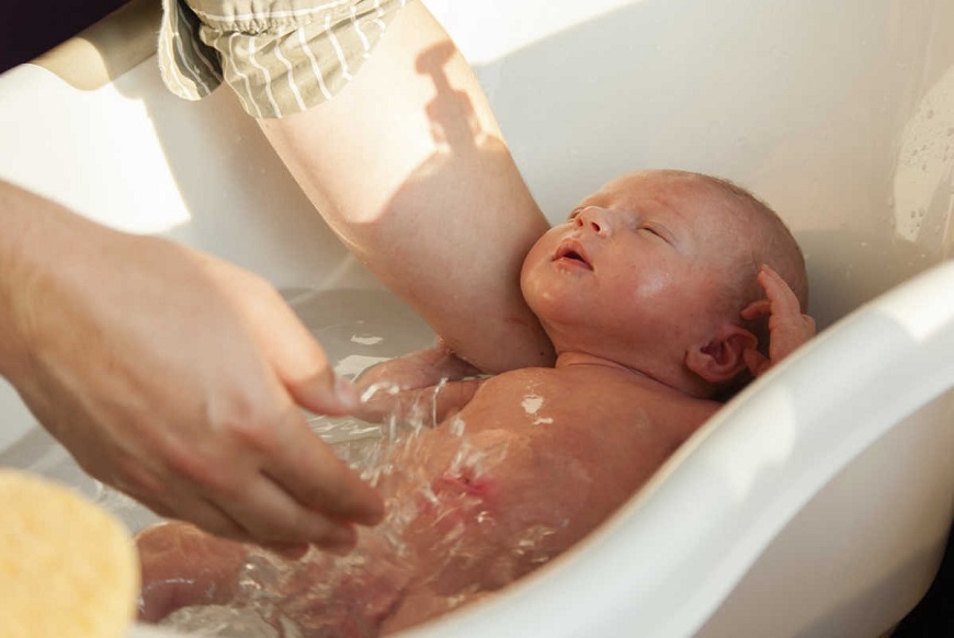Tắm cho trẻ đúng cách, an toàn