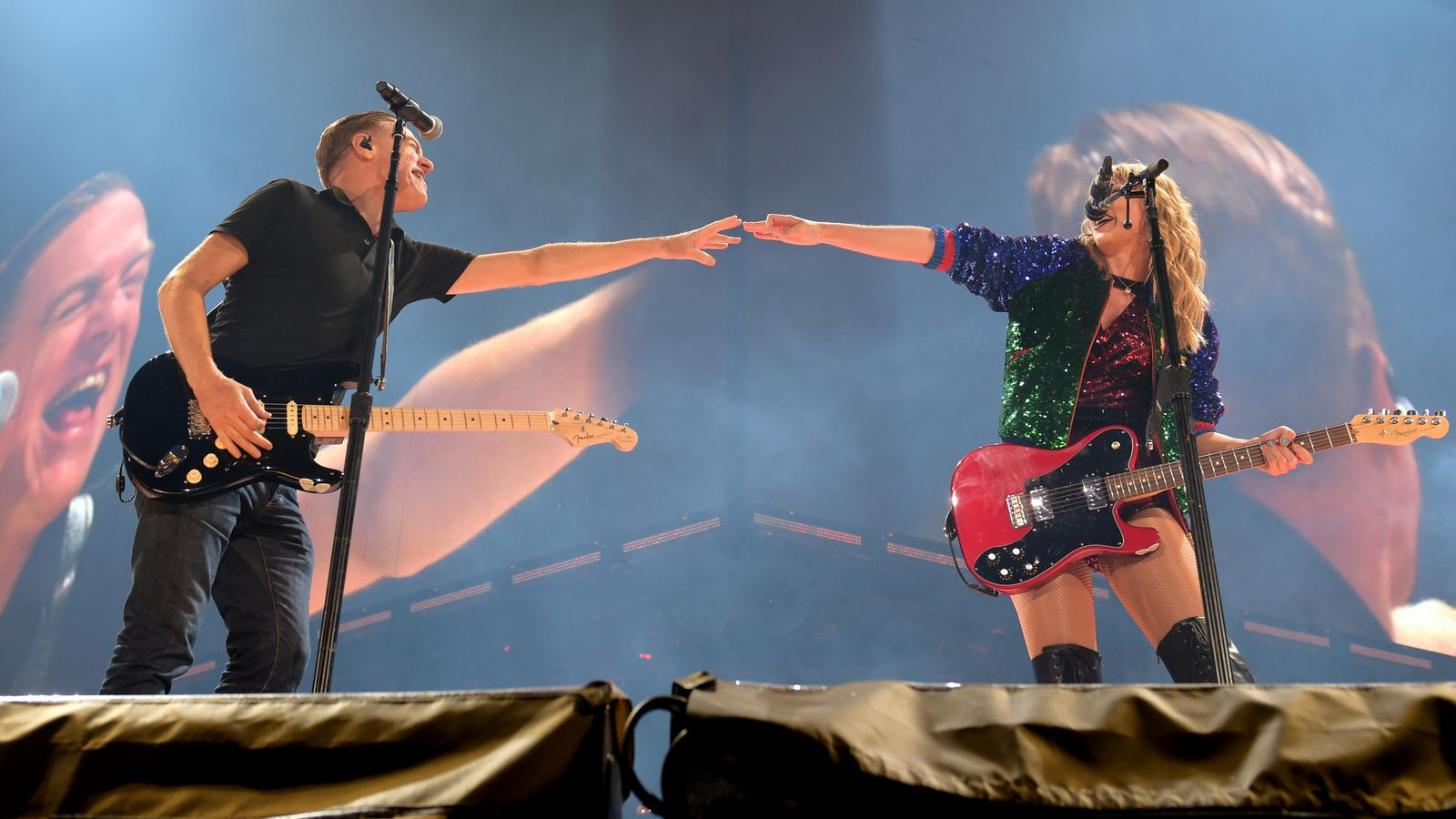 (Bryan Adams e Taylor Swift durante a Reputation Stadium Tour/ Reprodução: Getty Images)
