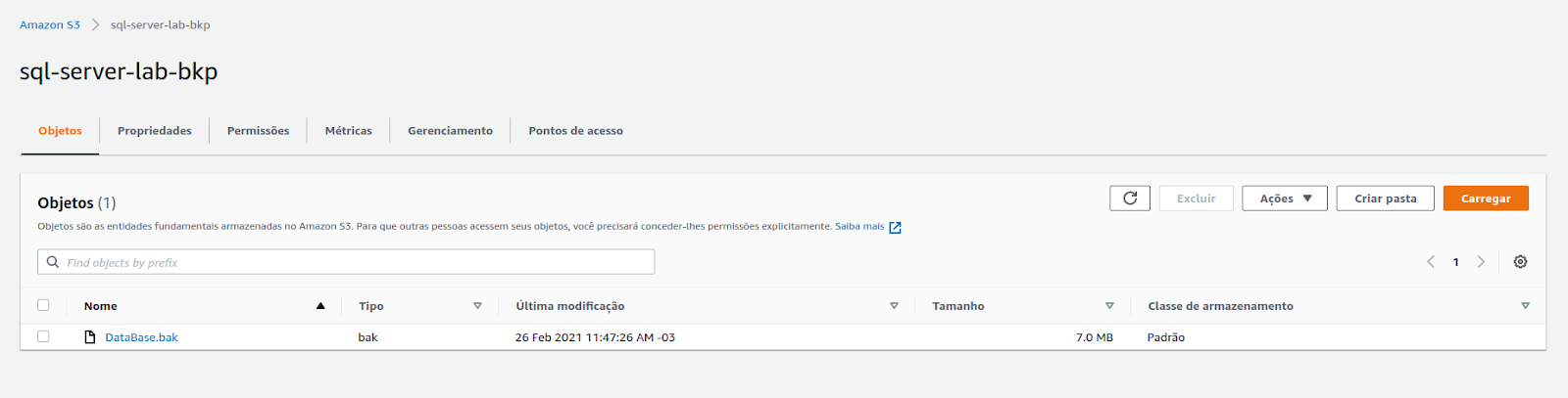 Tela da AWS de dentro do bucket, fundo cinza claro com o nome da pasta e o arquivo de backup do sql server contendo nome, tipo, data, tamanho e classe.