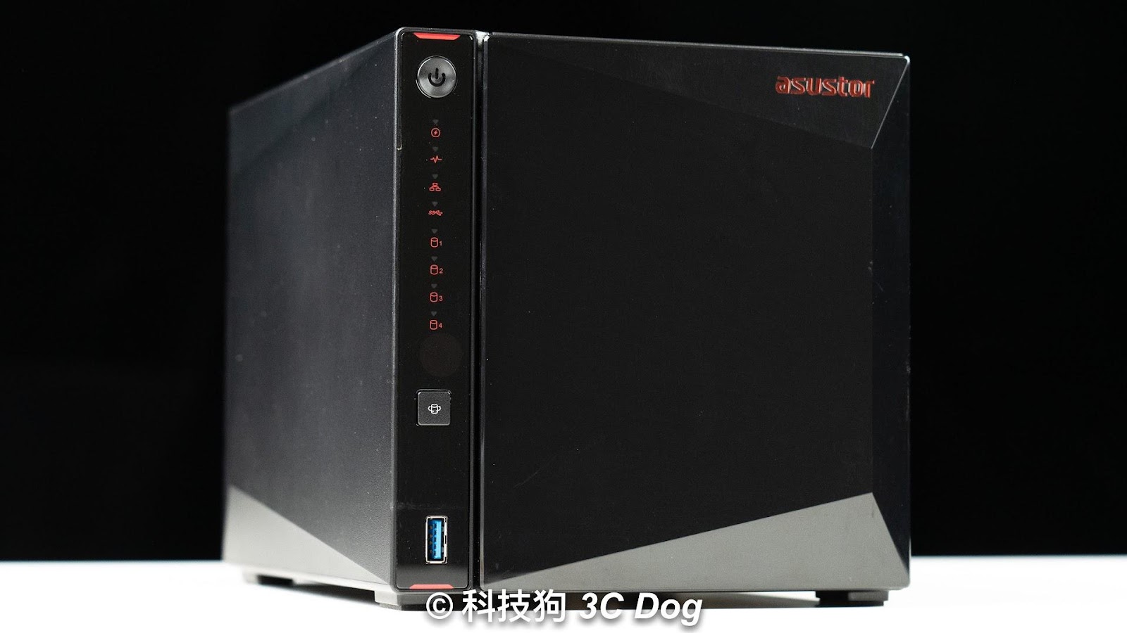 华硕子公司 华芸 ASUSTOR 出的电竞 Nas AS5304T 4Bay