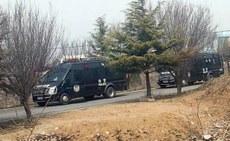 辆特警车辆在路口戒备。(志愿者提供/记者乔龙)
