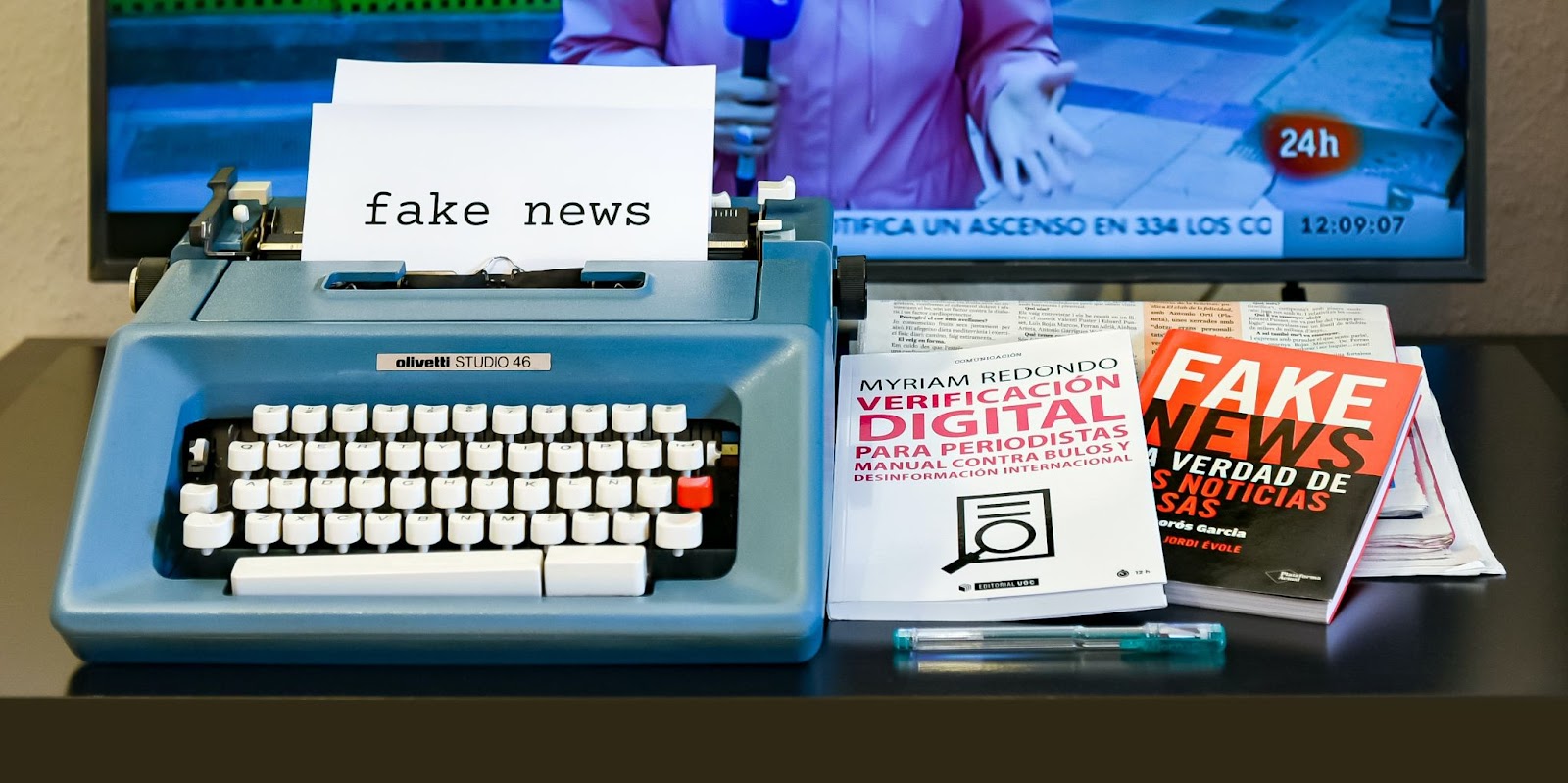 Image of typewriter with 'Fake News' written