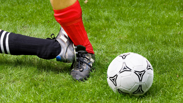 Va chạm khi chơi thể thao có thể khiến bạn bị lật sơ mi cổ chân