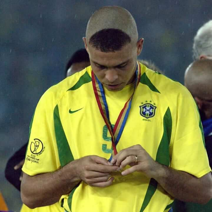 Ronaldo admiring his 2002 World Cup winners medal while rocking the R9 haircut
