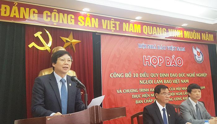 Đồng chí Hồ Quang Lợi - Phó Chủ tịch Thường trực HNBVN 10 điều Quy định đạo đức nghề nghiệp người làm báo Việt Nam.