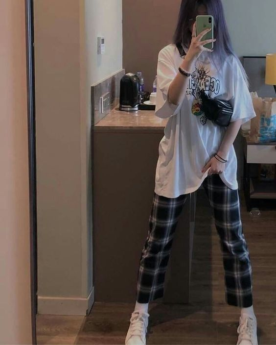 Phối thêm túi đeo chéo, giày sneaker thêm khỏe khoắn, năng động