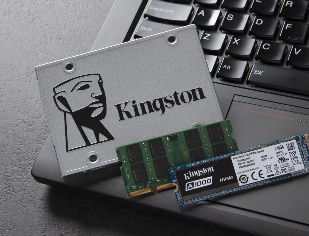 Memória Kingston, módulo, SSD de 2,5 pol. e SSD M.2 em um laptop (Kingston memory, module, 2.5” SSD and M.2 SSD on a laptop)