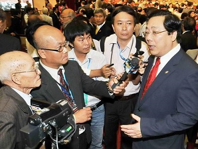 Ông Nguyễn Thanh sơn trả lời phỏng vấn báo chí trong một lần tới Hoa Kỳ