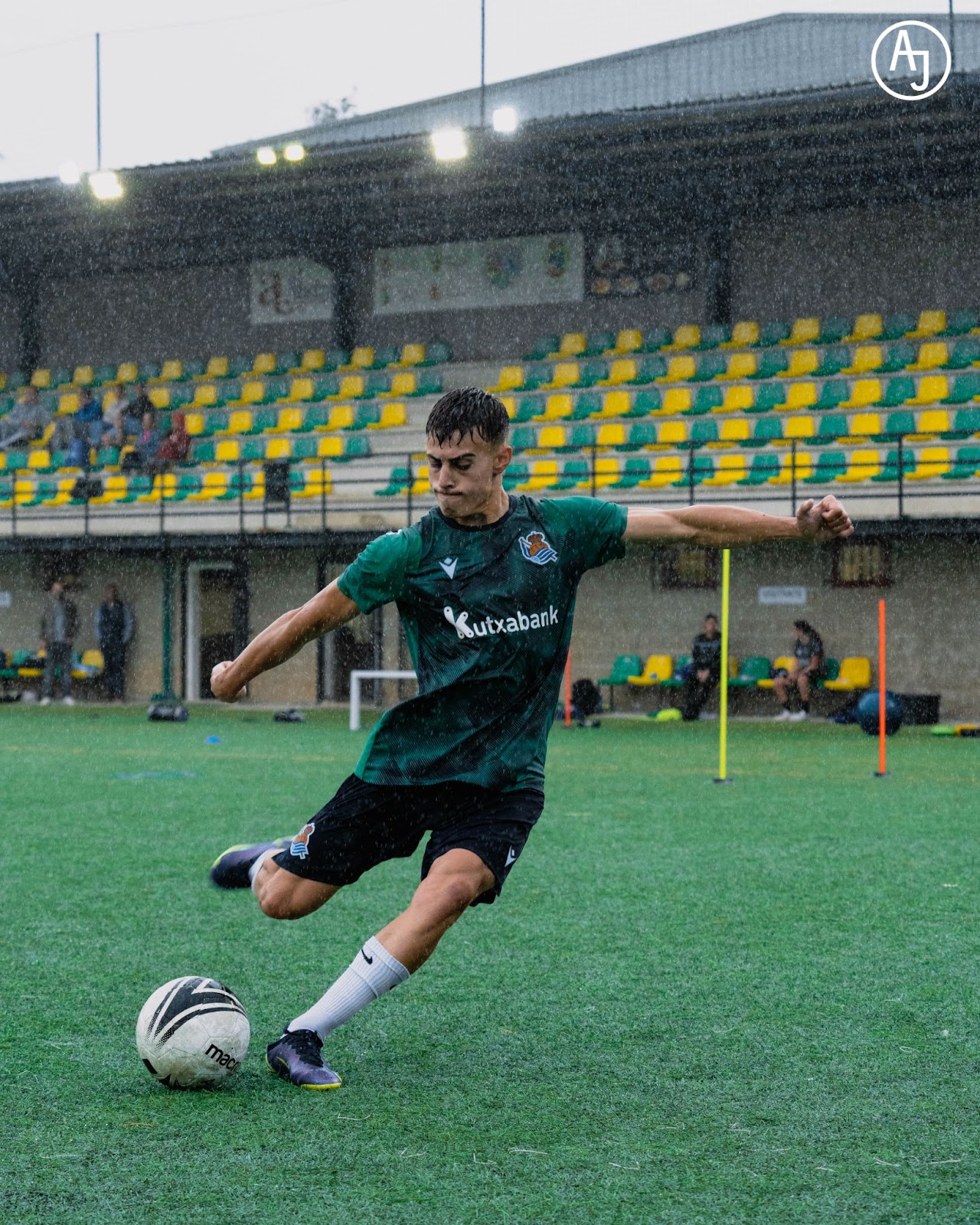 Cristian Canales, jugador de la Real Sociedad, entrenando con AJ FÚTBOL de cara a la presente temporada.