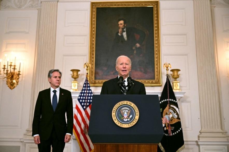 Tổng thống Joe Biden, cùng với Ngoại trưởng Antony Blinken, có bài diễn văn về các cuộc tấn công ở Israel từ Phòng Quốc yến của Tòa Bạch Ốc ở Thủ đô Hoa Thịnh Đốn, hôm 07/10/2023. (Ảnh: Jim Watson/AFP qua Getty Images)