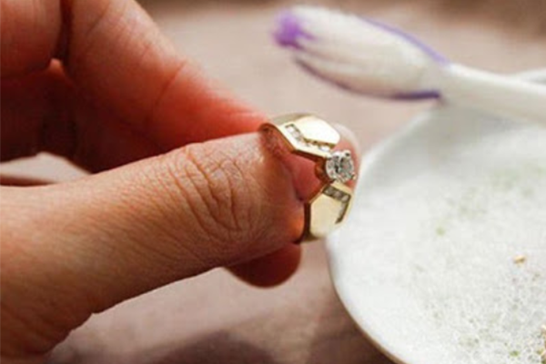 Có thể dùng bàn chải lông mềm để nhẹ nhàng làm sạch trang sức vàng
