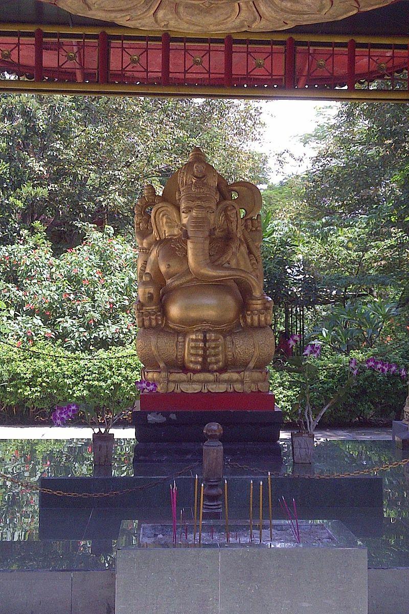 https://upload.wikimedia.org/wikipedia/commons/thumb/2/2c/Ganesha_statue_at_Sanggar_Agung_Temple%2C_Surabaya-Indonesia.jpg/800px-Ganesha_statue_at_Sanggar_Agung_Temple%2C_Surabaya-Indonesia.jpg