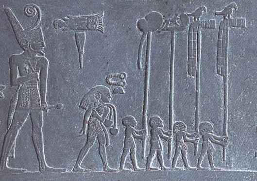 Close- up of the left side of the Palette of Narmer. Note the larger figure of King Narmer, with celebratory flag bearers preceding him. | Author: User “NebMaatRa” | Source: Wikimedia Commons | License: CC BY-SA 3.0