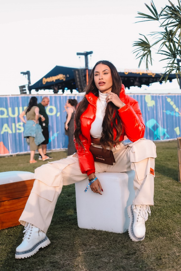 Mulher com vestido branco

Descrição gerada automaticamente com confiança média