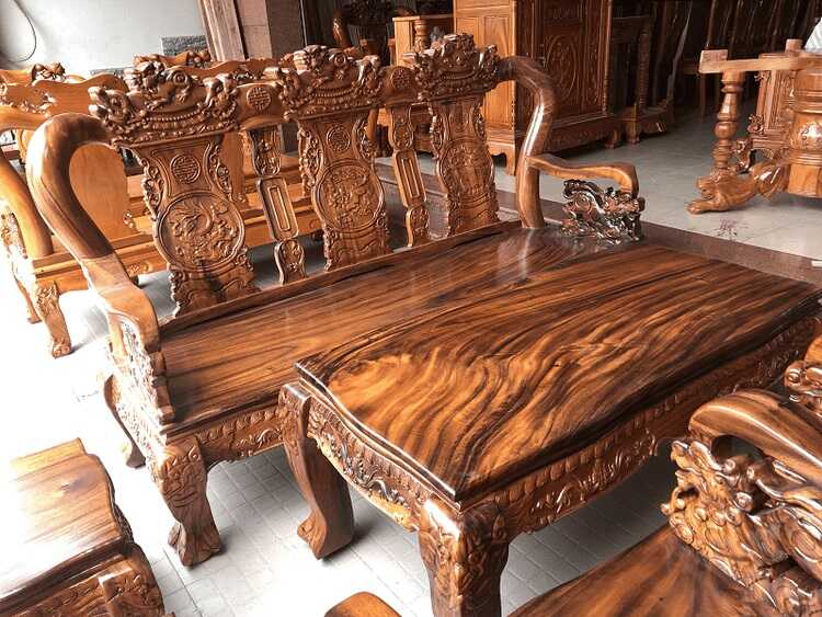 Bộ bàn ghế truyền thống từ gỗ lim chạm trổ tinh xảo là niềm tự hào của nhiều gia chủ khi đón khách