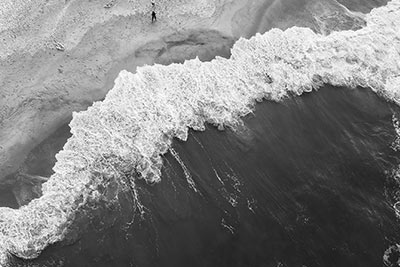Une vague qui s'échoue sur une plage.