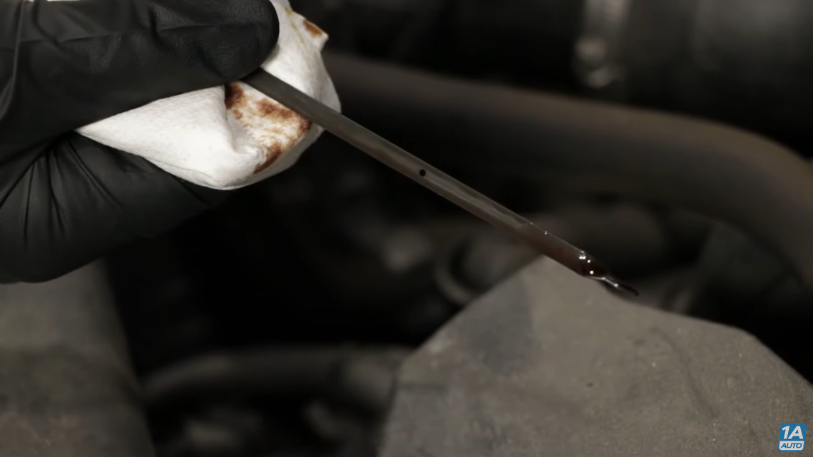 Measuring oil level with an oil dipstick