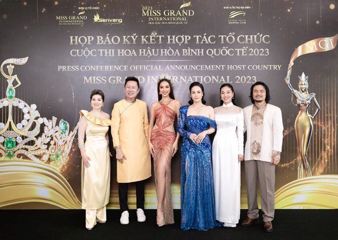 Nhật Kim Anh cùng với chủ tịch Phạm Kim Dung, Hoa hậu Thùy Tiên  và dì Nawat tại Miss Grand 