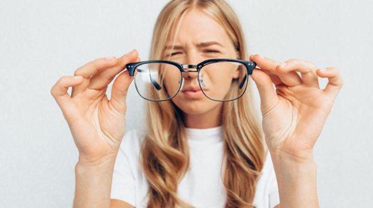 Không bị cận nhưng đeo kính cận ảnh hưởng thế nào đến mắt?