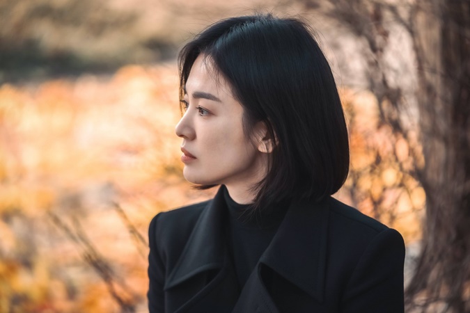Moon Dong Eun (Song Hye Kyo thủ vai) trầm tư với quá khứ bi thương