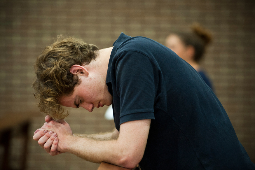 WEB-YOUNG-COLLEGE-STUDENT-PRAYING-George-Martell