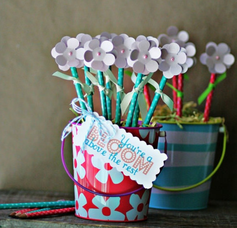 Idées cadeau maitresse à fabriquer : pot de fleurs pour crayon 
