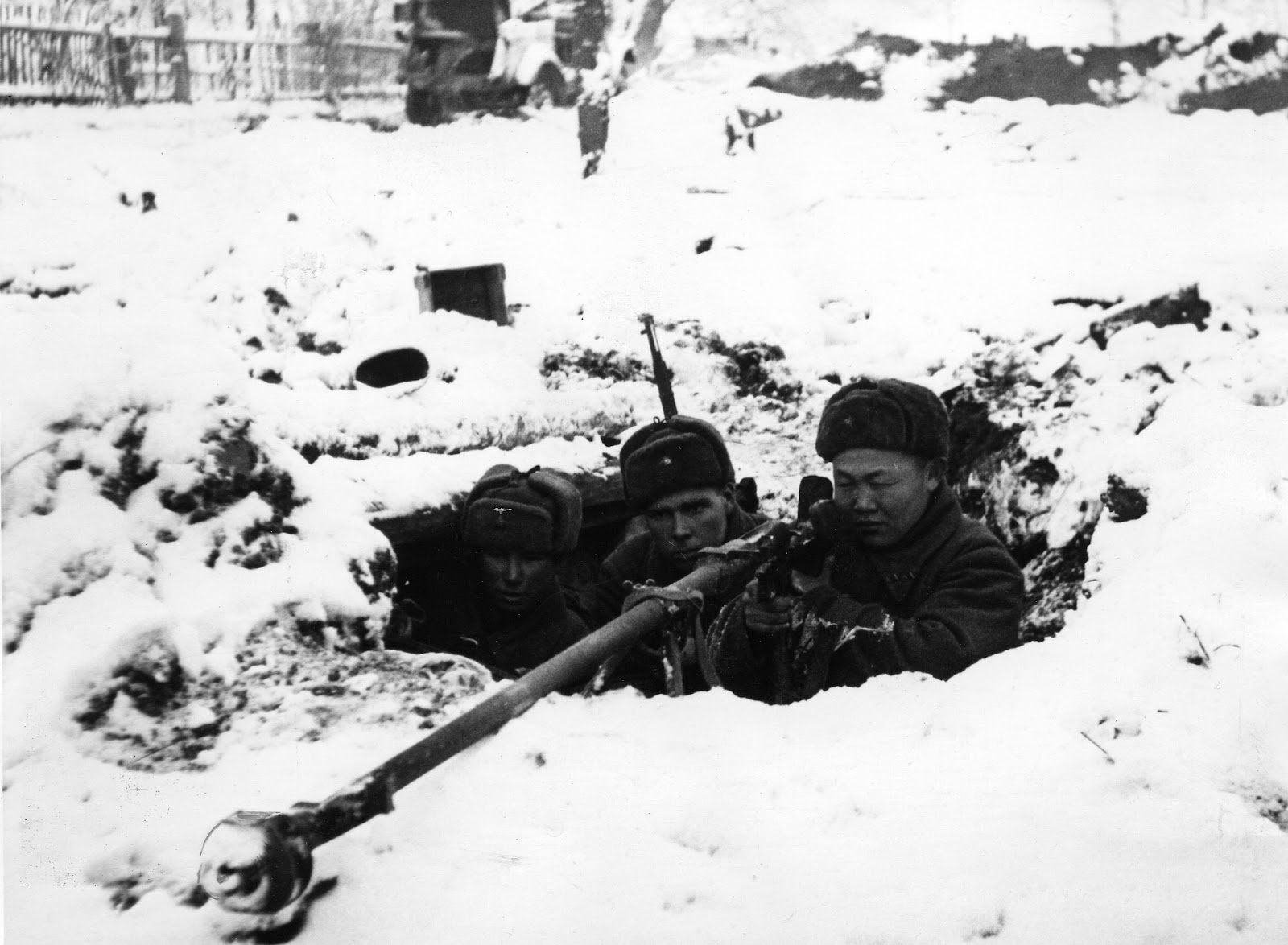 https://upload.wikimedia.org/wikipedia/commons/1/1e/Soviet_soldiers_with_PTRD-41_defending_Moscow.jpg