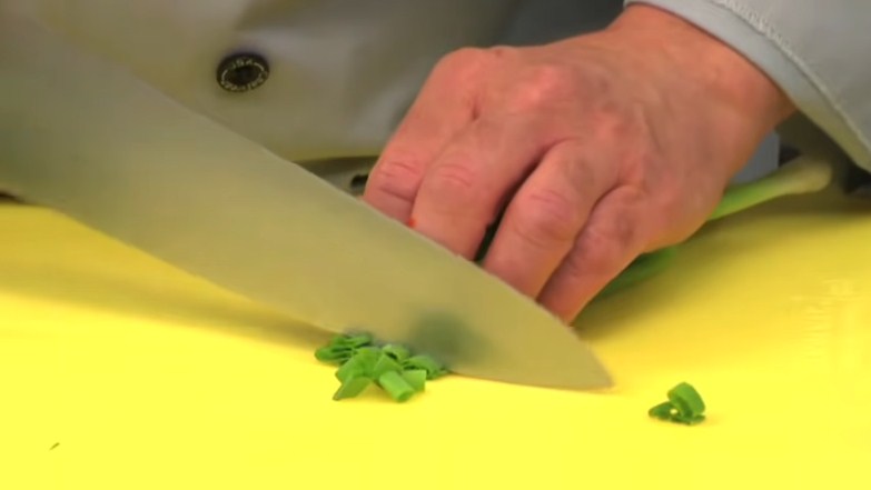 Best Way How to Cut Green Onions