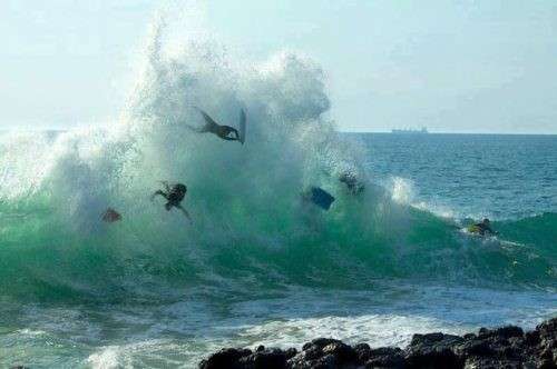 surfisti-in-balia-delle-onde.jpg
