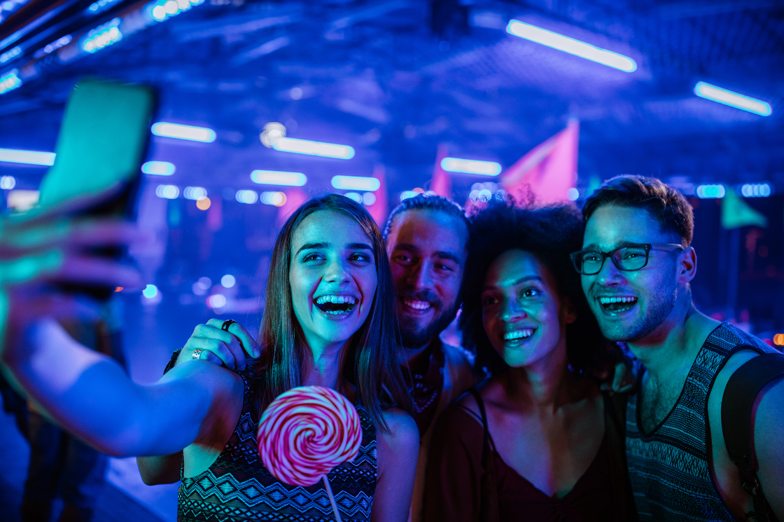 amigos tirando foto em uma balada com uma expressão sorridente