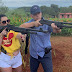 SSP pede que Polícia Civil investigue armas ostentadas pelo casal Pimentel