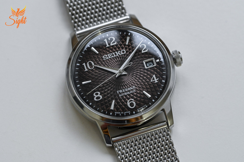 Mặt số của đồng hồ nam Seiko SRPF39J1 có tông nâu với họa tiết ấn tượng