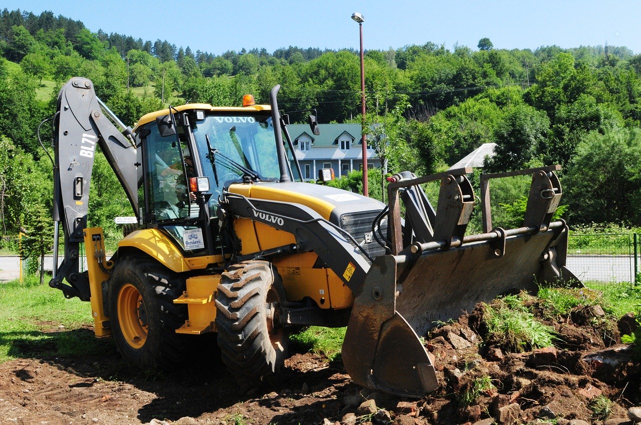 Retroescavadeira realizando limpeza em terreno